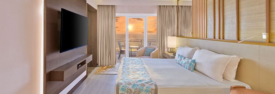 Bên trong một phòng ngủ tại The Resort, với giường cỡ lớn, TV màn hình phẳng và nội thất hiện đại