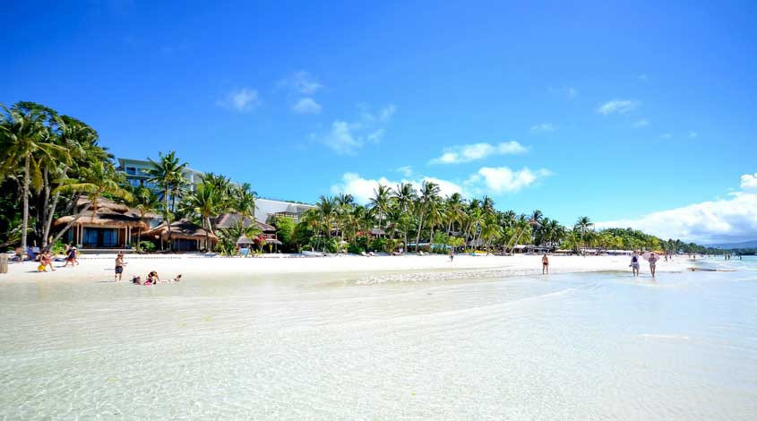 Bãi biển White Beach Boracay với cát trắng mịn và nước biển trong xanh
