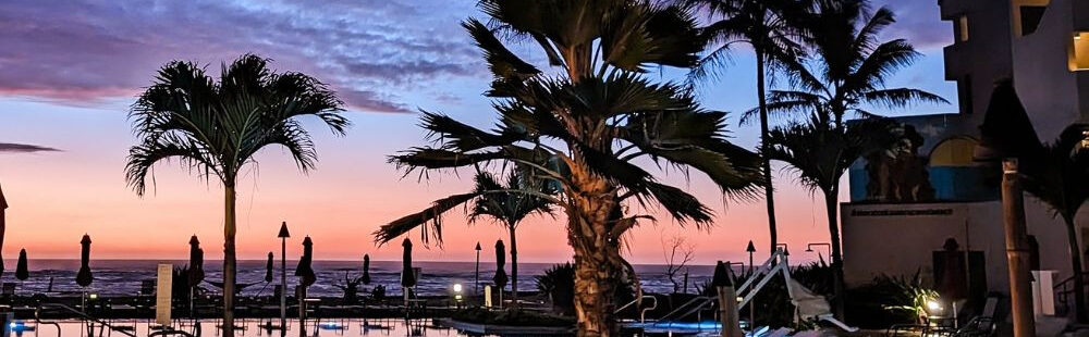 Ban công phòng hướng biển tại Sheraton Kauai Coconut Beach Resort với tầm nhìn bao quát