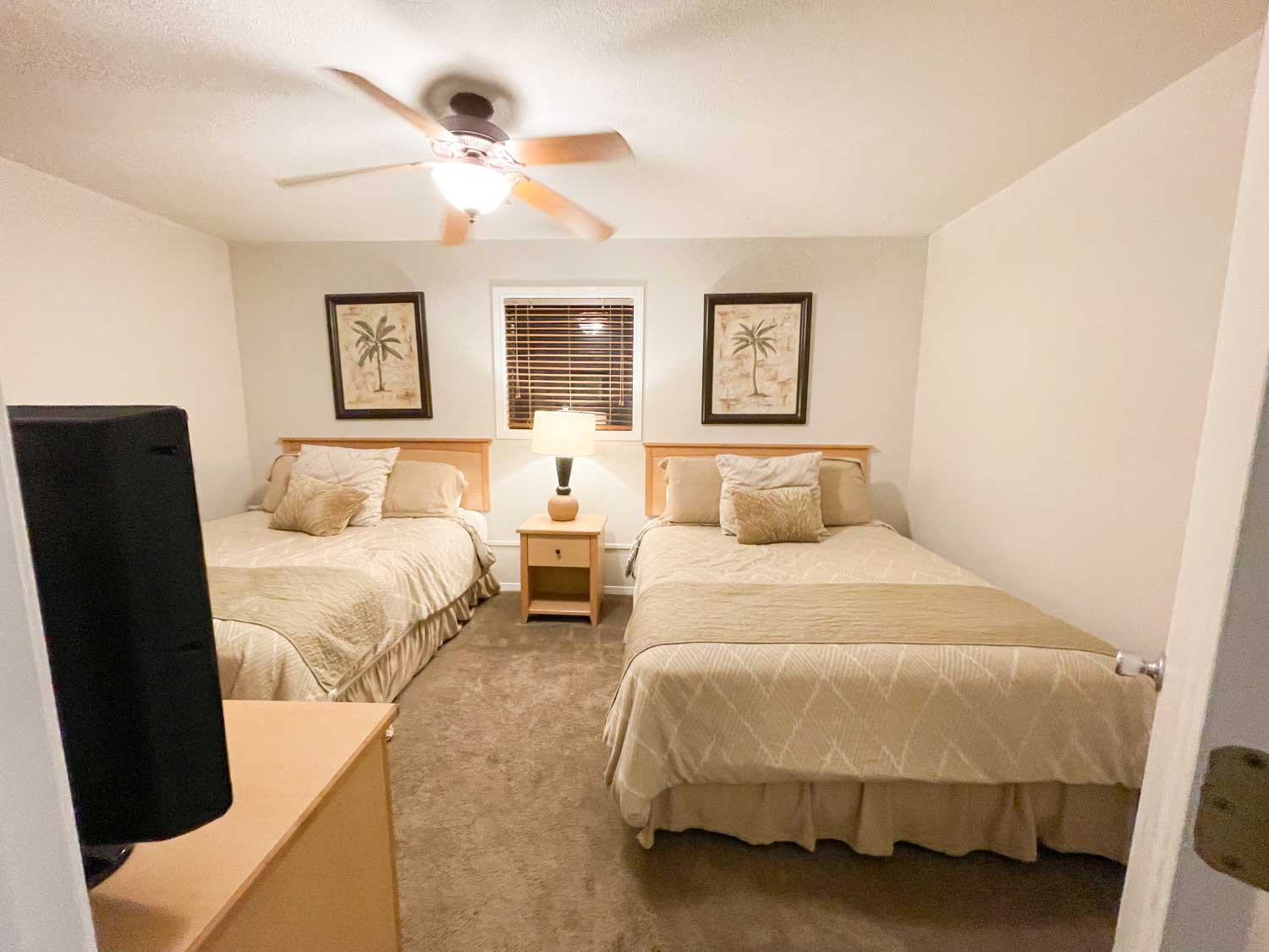 Phòng ngủ với hai giường cỡ queen tại Still Waters Resort Branson MO