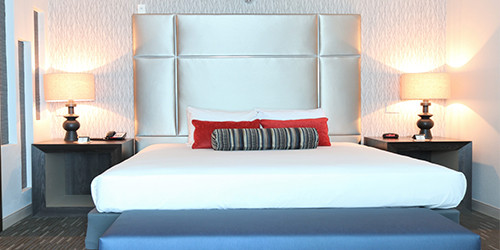 Giường ngủ sang trọng trong suite tại Avi Casino and Resort