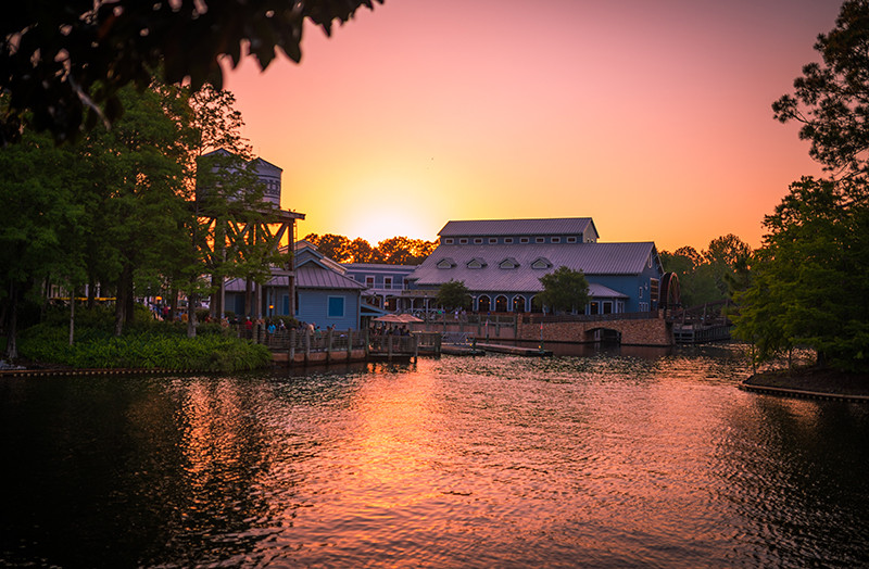 Alligator Bayou, Port Orleans Riverside Resort, Walt Disney World. Phong cảnh nên thơ với những hàng cây và kiến trúc gỗ mộc mạc