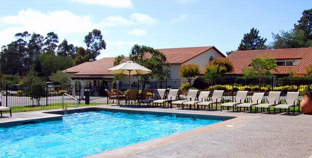 Bàn ăn được bày trí đẹp mắt tại Chaminade Resort California, với khăn trải bàn trắng tinh khôi, bộ dao dĩa sáng bóng và ly rượu vang lấp lánh, tạo nên một không gian ẩm thực sang trọng và ấm cúng.