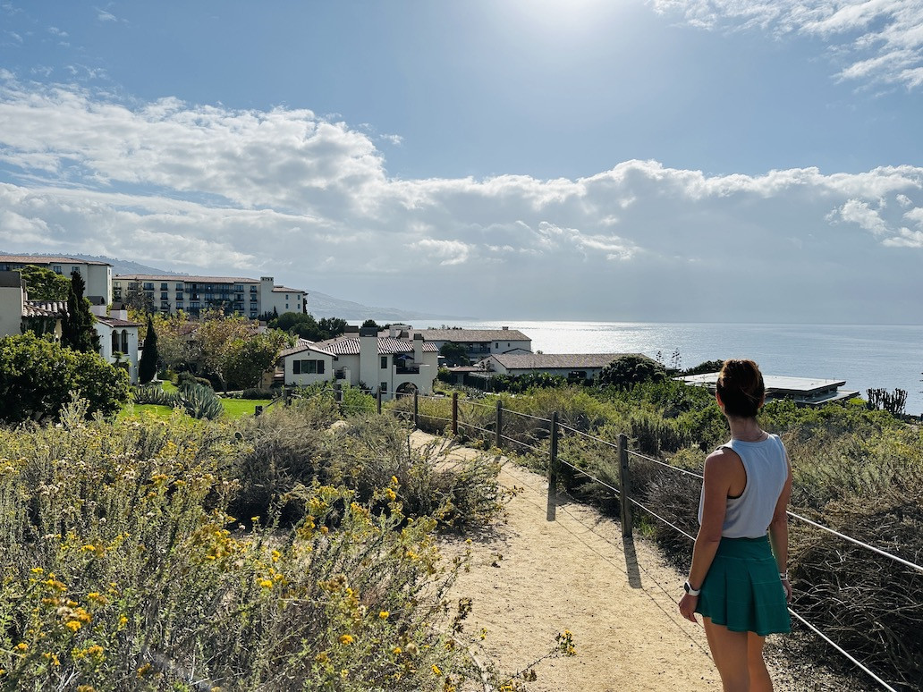 Bờ biển tuyệt đẹp nhìn từ Terranea Resort với biển xanh và thảm thực vật xanh tươi