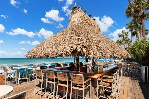 Tiki Bar với không gian mở và ánh sáng lung linh về đêm