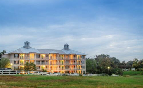 Hồ bơi ngoài trời tại Villages Resort với không gian thư giãn và tắm nắng