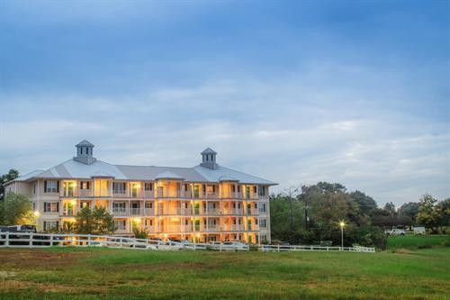 Hồ bơi ngoài trời tại Villages Resort với không gian thư giãn và tắm nắng
