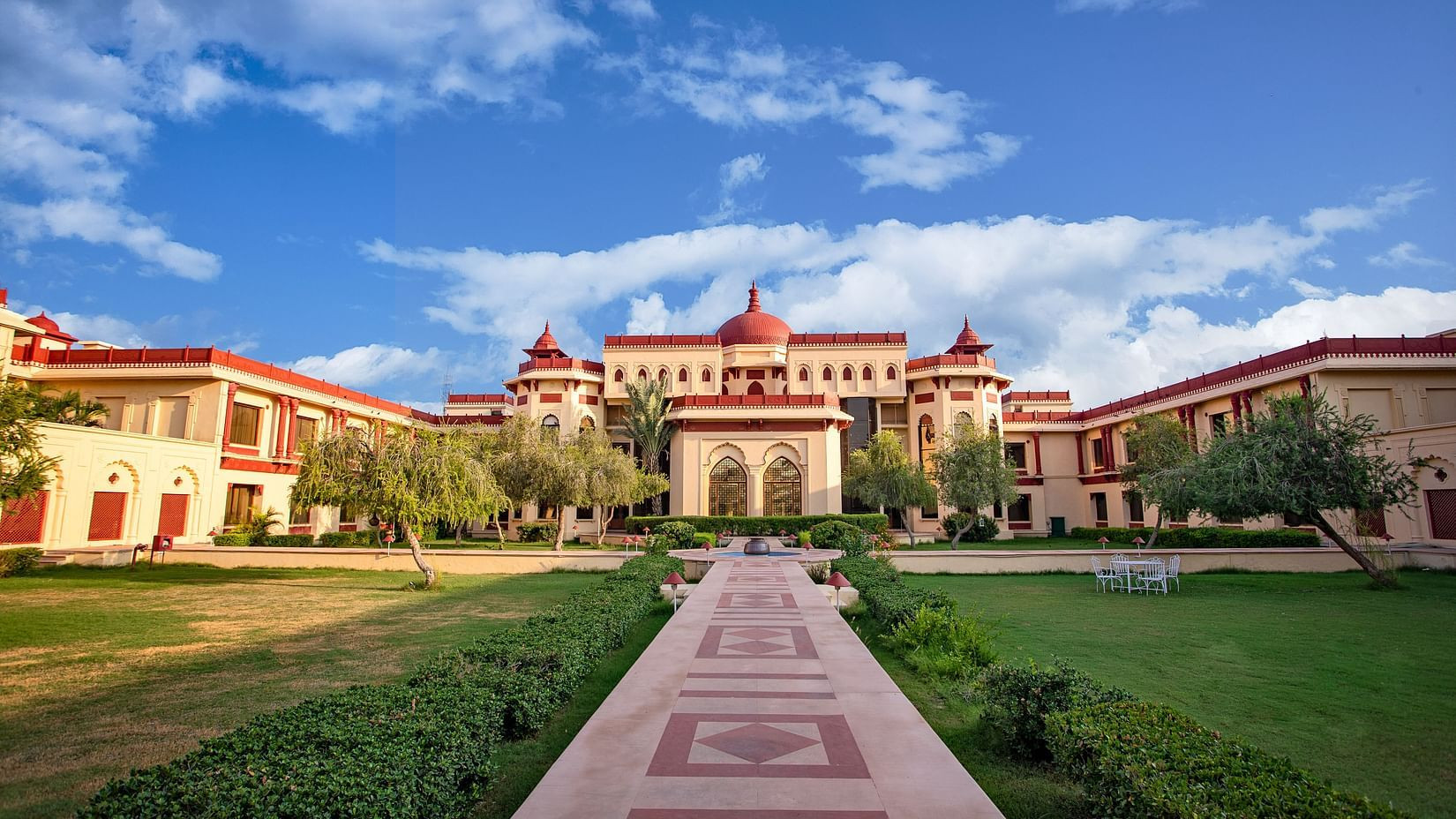 Mặt tiền của khách sạn Ummed, Jodhpur với kiến trúc độc đáo và không gian xanh mát xung quanh