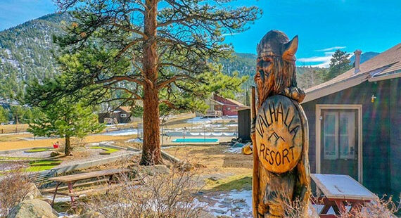 Cabin gỗ nhìn từ bên ngoài tại Valhalla Resort