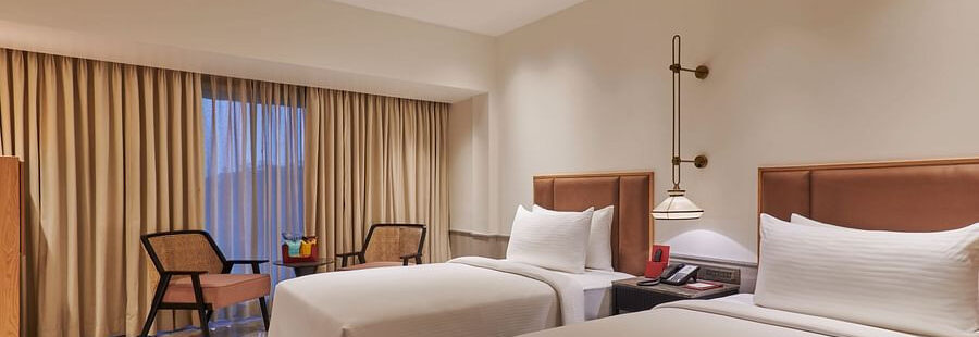 Phòng Valley View với hai giường đơn, thảm nhiều màu sắc, tủ đựng đồ và cửa sổ nhìn ra thung lũng tại The Dukes Retreat