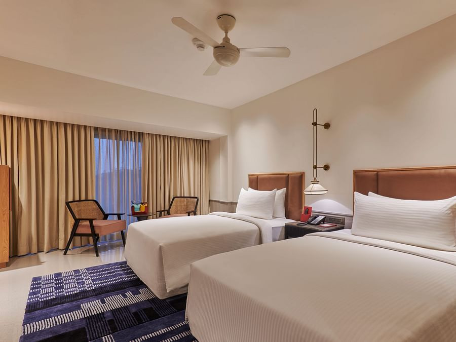 Phòng Valley View với hai giường đơn, thảm nhiều màu sắc, tủ đựng đồ và cửa sổ nhìn ra thung lũng tại The Dukes Retreat