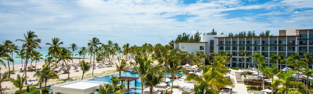 Excellence Punta Cana nhìn từ trên cao, với những mái nhà lợp lá cọ ẩn mình giữa rừng cây xanh tốt.