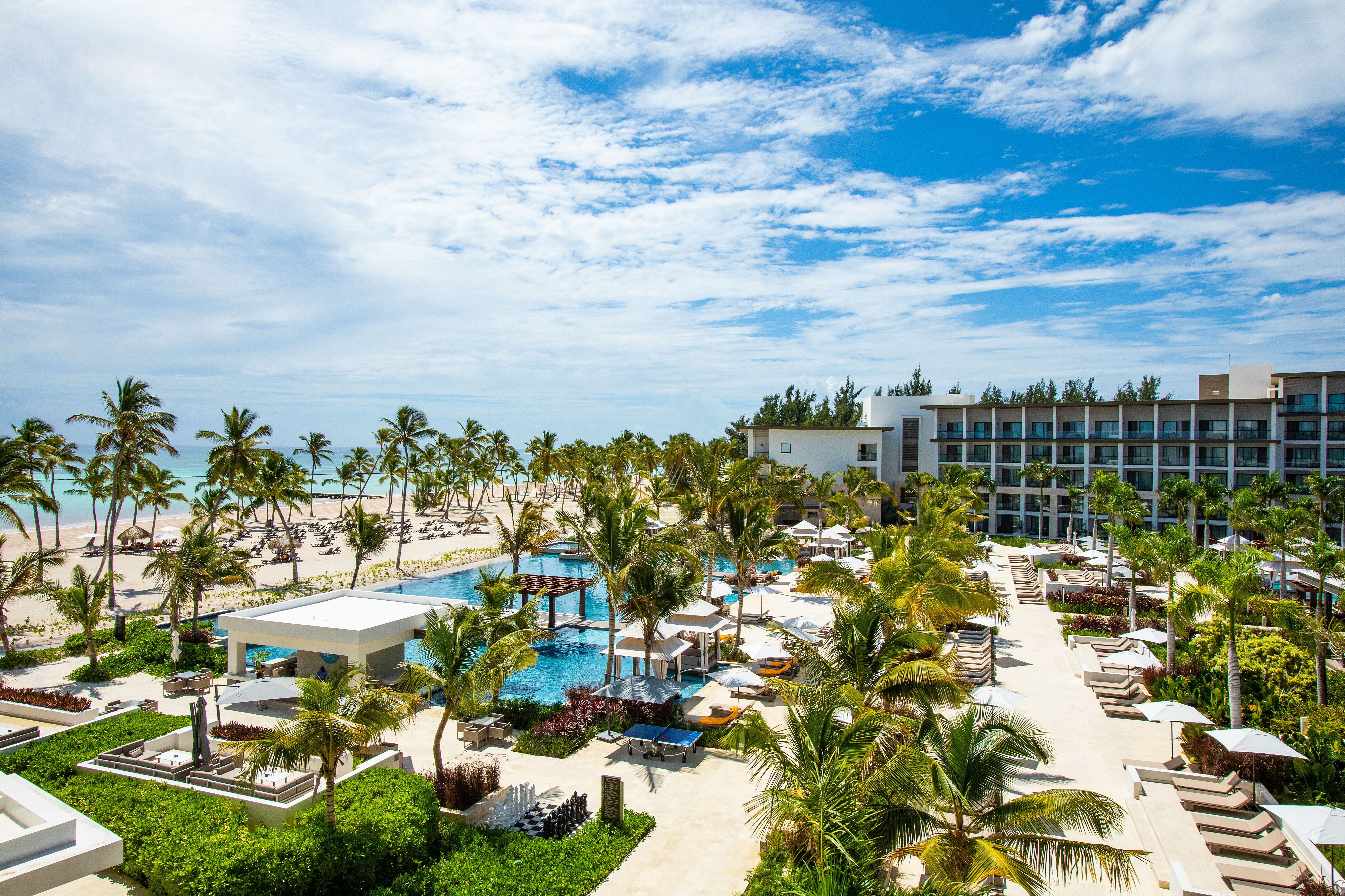 Excellence Punta Cana nhìn từ trên cao, với những mái nhà lợp lá cọ ẩn mình giữa rừng cây xanh tốt.