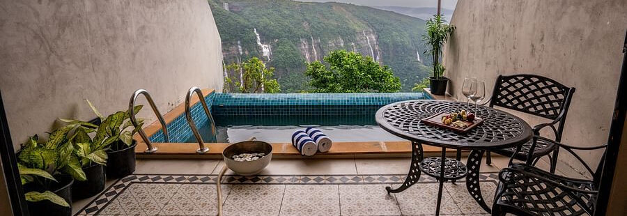 Hồ bơi và khăn tắm tại Waterfall Pool Suite, Polo Cherrapunjee Resort