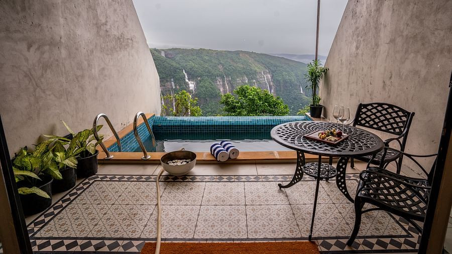 Hồ bơi và khăn tắm tại Waterfall Pool Suite, Polo Cherrapunjee Resort