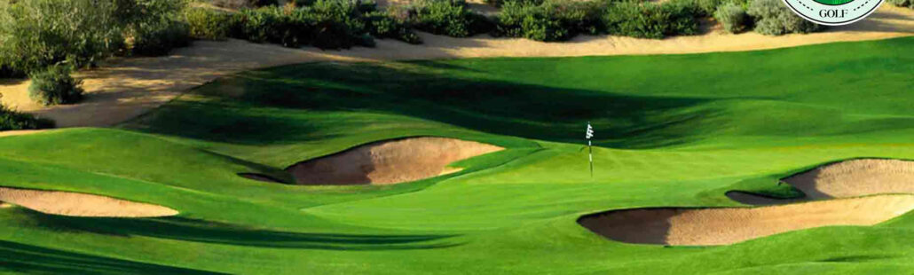 Sân golf Westin Kierland với thảm cỏ xanh mướt và hồ nước nhân tạo