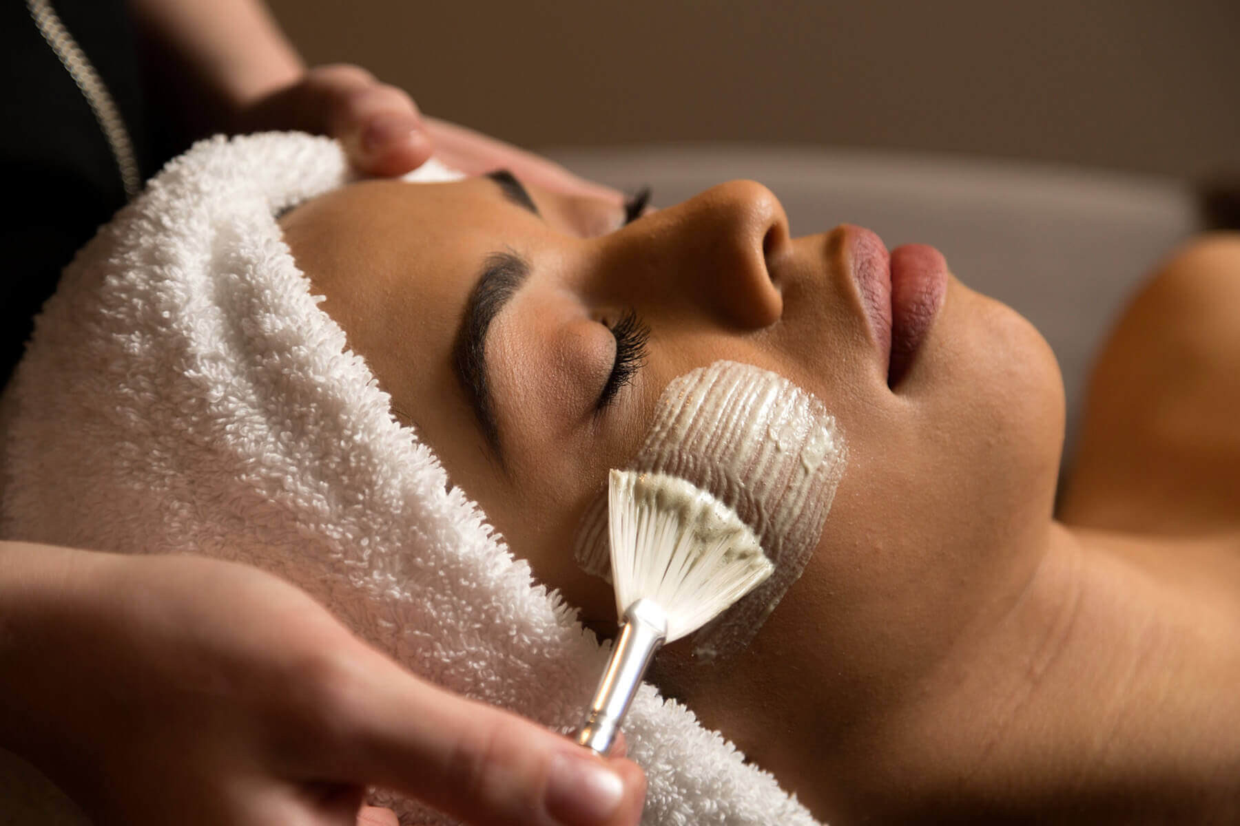 Phụ nữ được chăm sóc da mặt tại spa ở Willows Lodge.