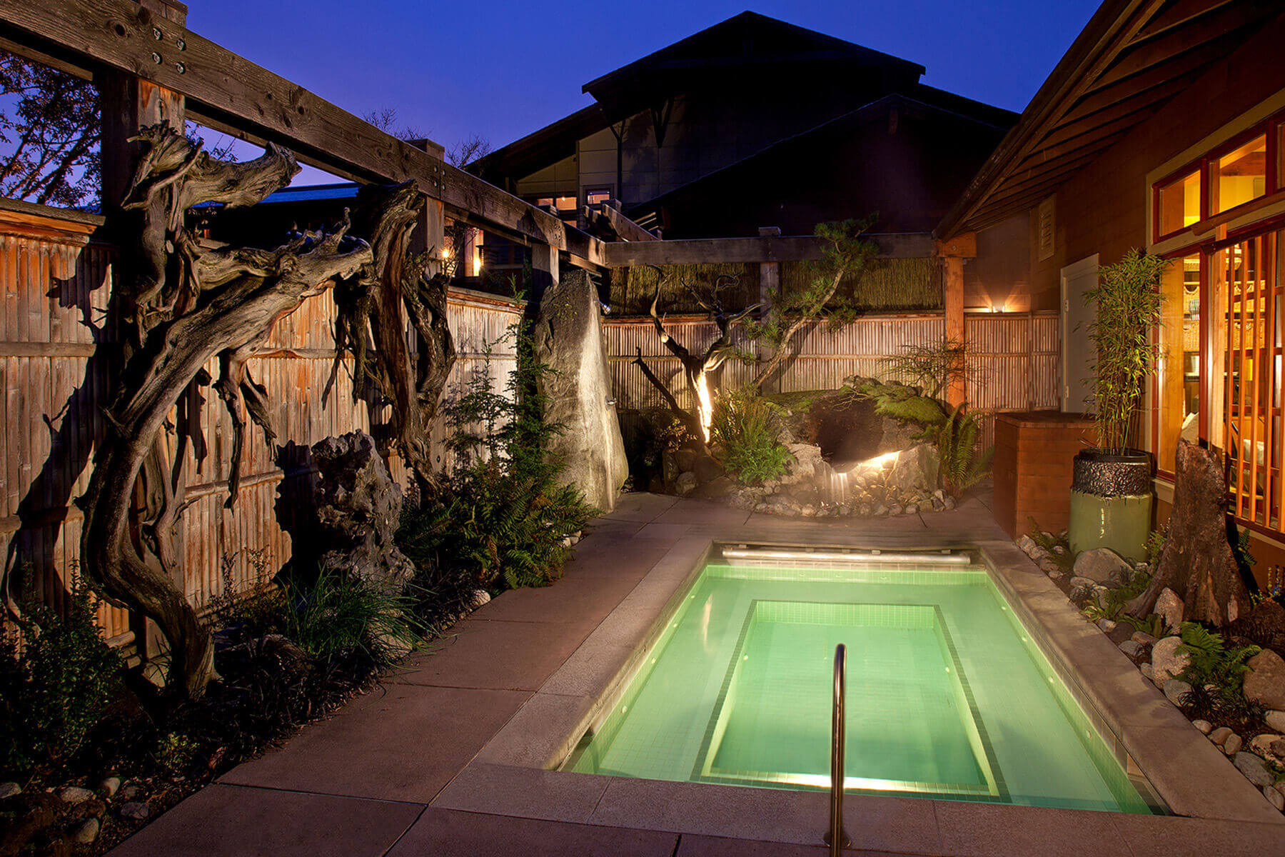 Bồn tắm nước nóng tại Willows Lodge ở Woodinville, WA.