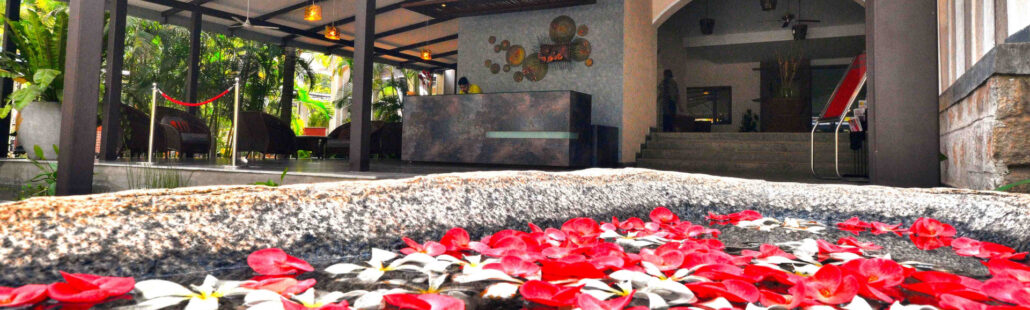 The Windflower Resorts & Spa Bengaluru nhìn từ trên cao với hồ bơi và cây xanh