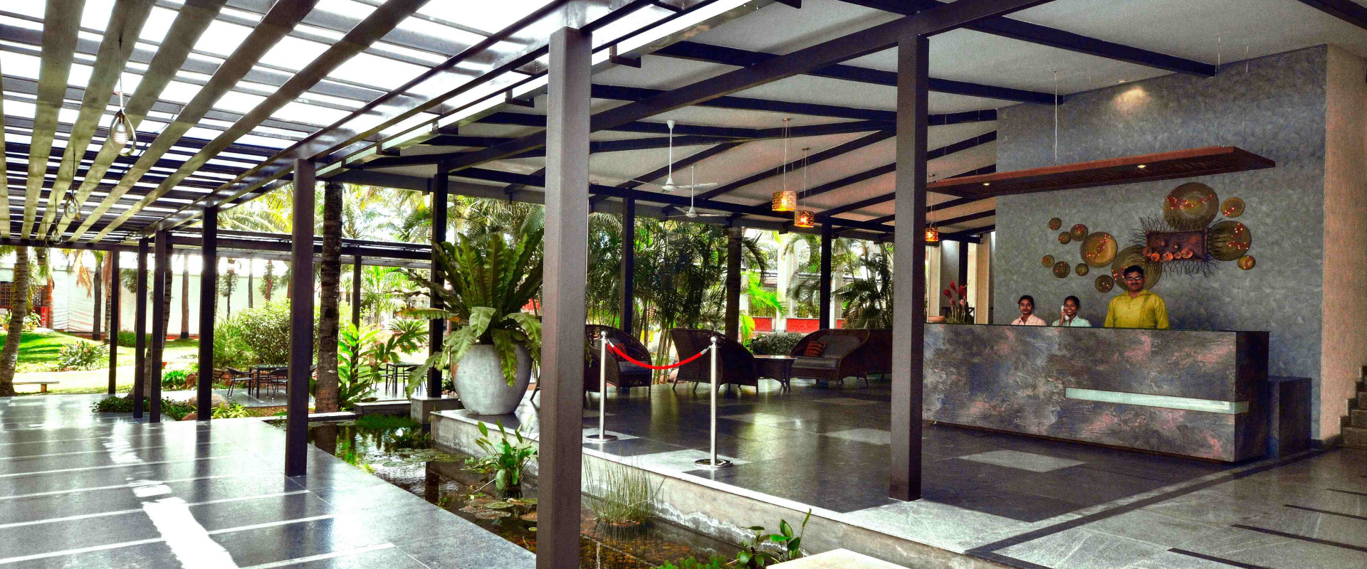Hồ bơi xanh mát tại khu nghỉ dưỡng