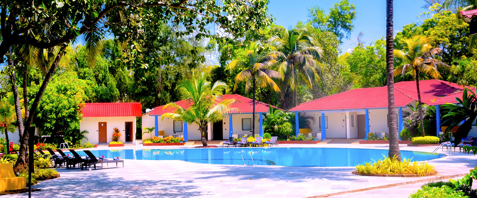 Hồ bơi tại Varca Le Palms Beach Resort