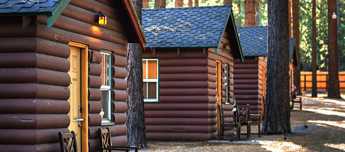 Cabin tại Zephyr Cove Resort với kiến trúc gỗ mộc mạc, mang đến không gian ấm cúng và gần gũi với thiên nhiên